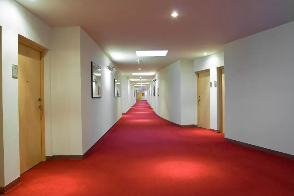 Hotelkorridor mit rotem Teppichboden