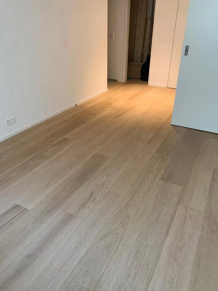 Langer Korridor mit hellem Eichenparkett in Landhausdielen
