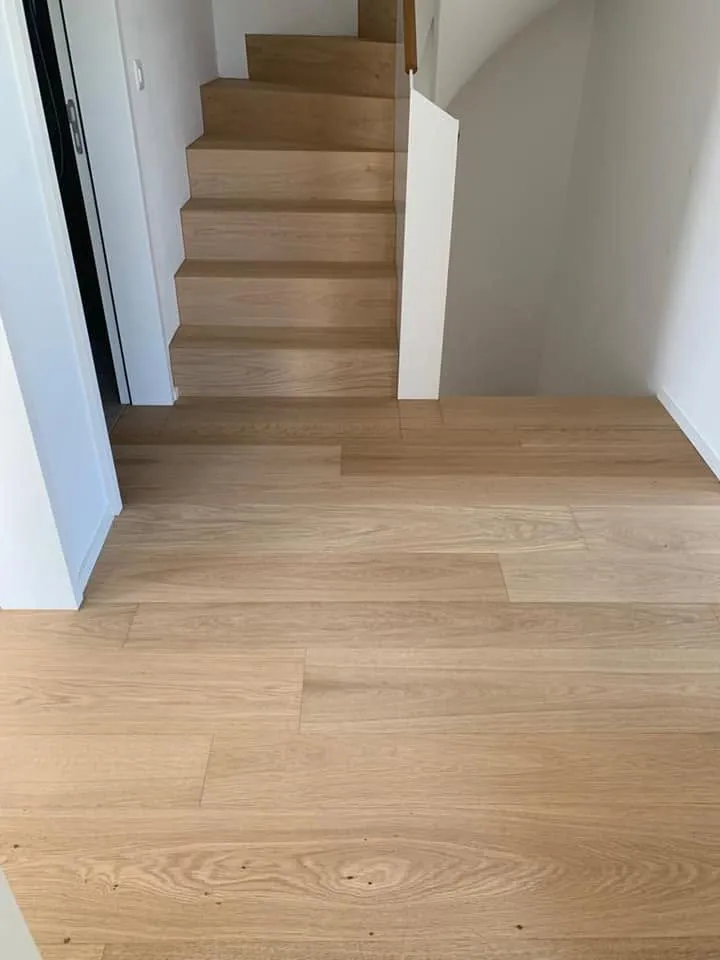 Eingangsbereich mit Eichenparkett und Treppe mit passenden Holzstufen
